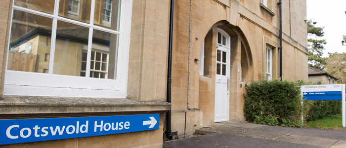 Photo showing the main entrance at Cotswold House Oxford.